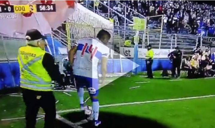 Steward chroni piłkarza PARASOLEM przy wykonywaniu rzutu rożnego! [VIDEO]